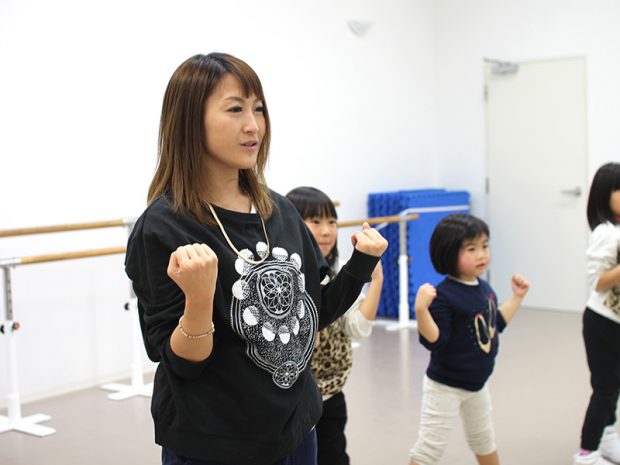 小学生のクラスのダンスレッスンで教える礼海さん